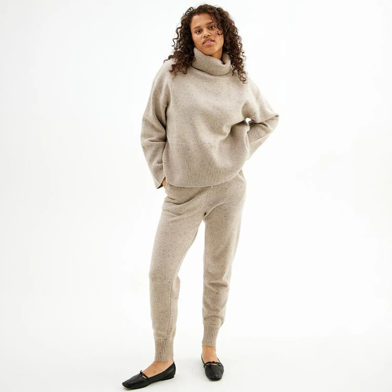oversized_hoyhalset_strik_5-10.webp New Oversized Hoyhalset Strikkegenser Dame Loungewear